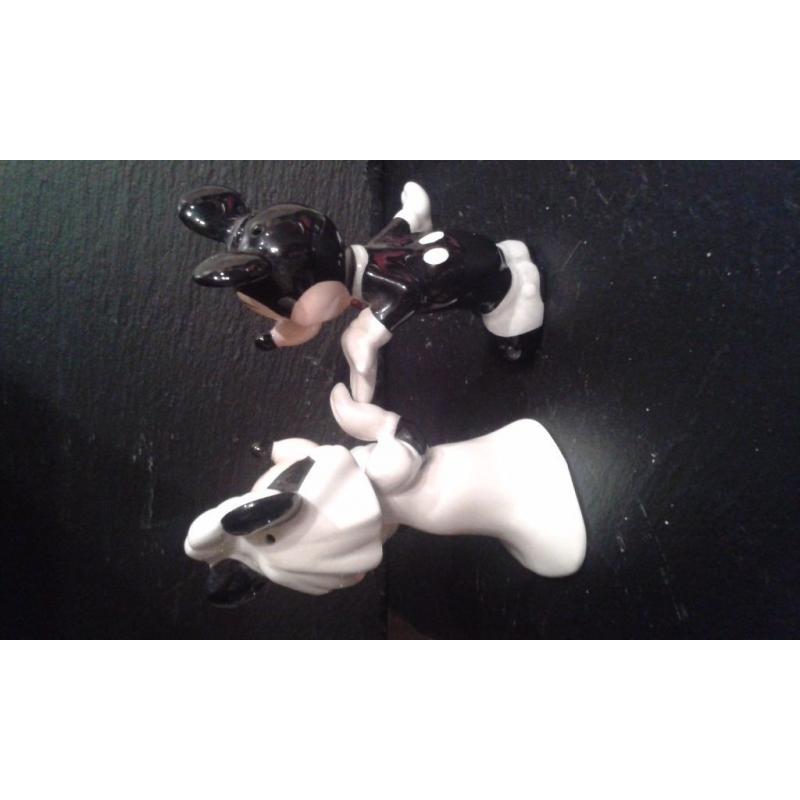 Mickey & Minnie Mouse wedding salt & pepper pots shakers. The perfect Disney wedding gift !