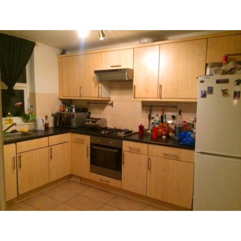 Large double room in the might Dalston, HALF DEPOSIT ONLY, Big 5 bed house, lounge and garden too!!!