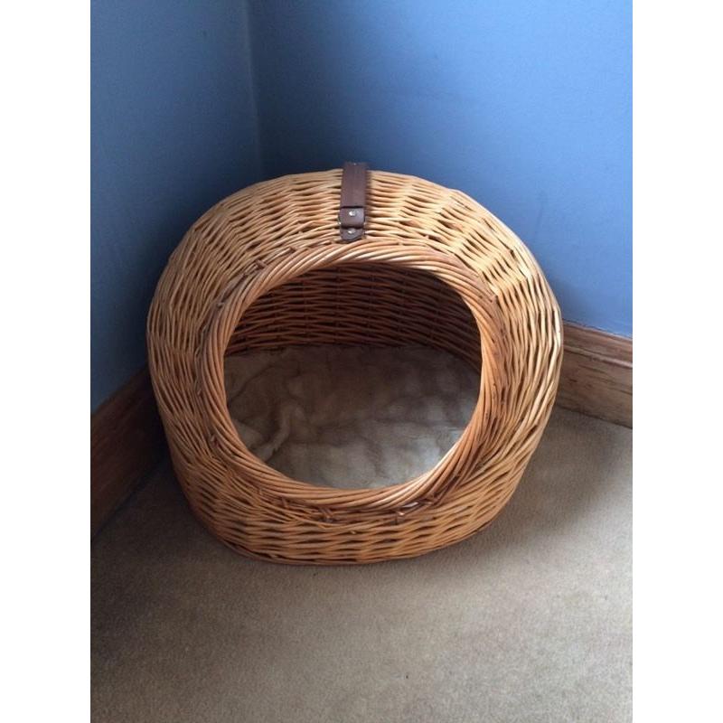 Beautiful wicker cat basket / bed