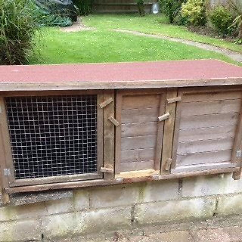 Rabbit Hutch 5ft - in ok condition