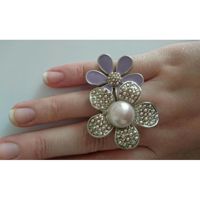 Flowery ring, costume jewellery