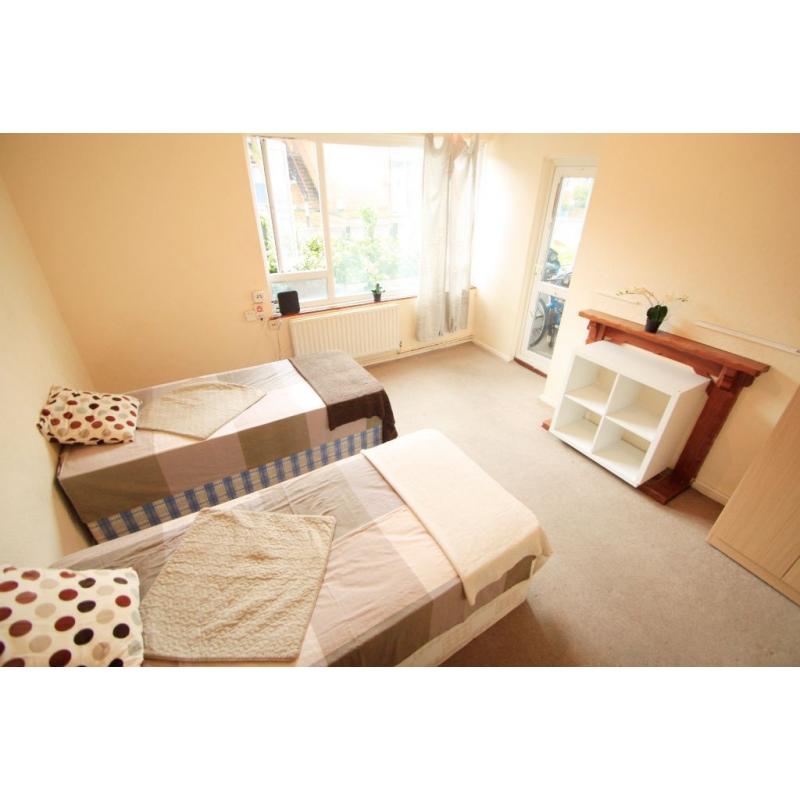 ALL BILLS INCLUDED IN MASSIVE TWIN ROOM, ARSENAL ZONE 2. 4MIN TO THE UNDERGROUND 155h