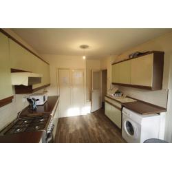 ALL BILLS INCLUDED IN MASSIVE TWIN ROOM, ARSENAL ZONE 2. 4MIN TO THE UNDERGROUND 155h