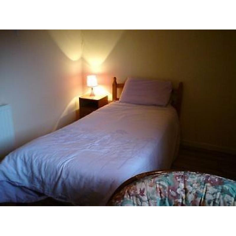 Central single room near George Square: short term with all bills included: June 24th - August 4th