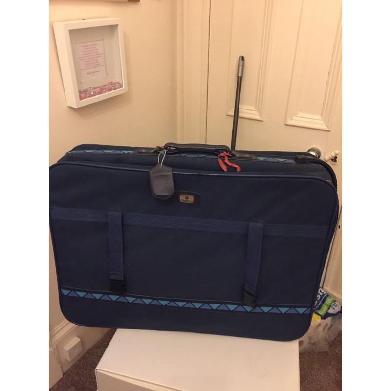 Blue/navy suitcase