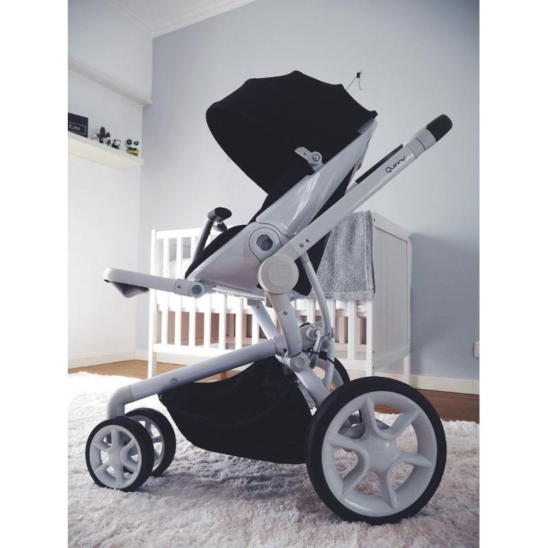 quinny moodd bkack with white frame pushchair very good condition
