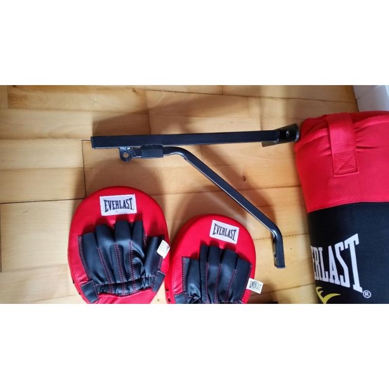 4 ft punching bag kit and wall bracket