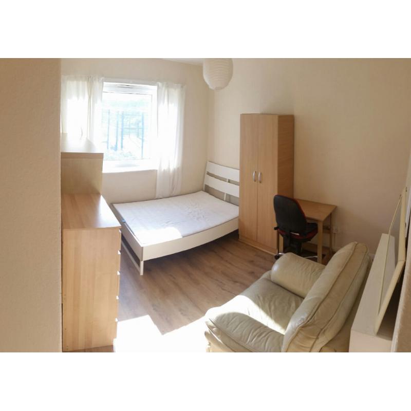 Fantastic sunny big double room in zone 1. All bills included. Available now!