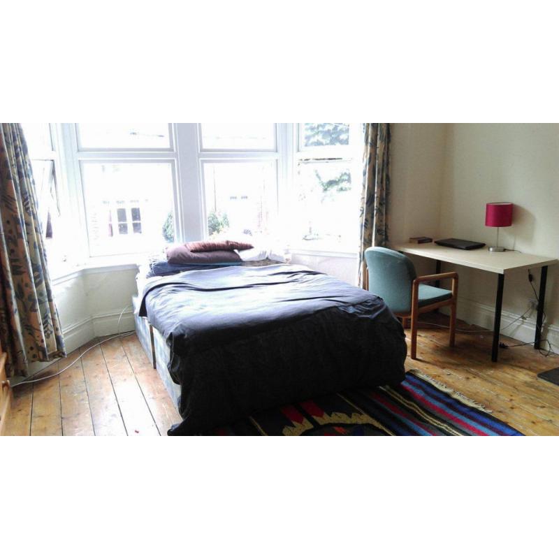 Bright Large Double Room just off Gloucester road / Cheltenham Road in BS6