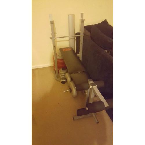 Weights bench with weights