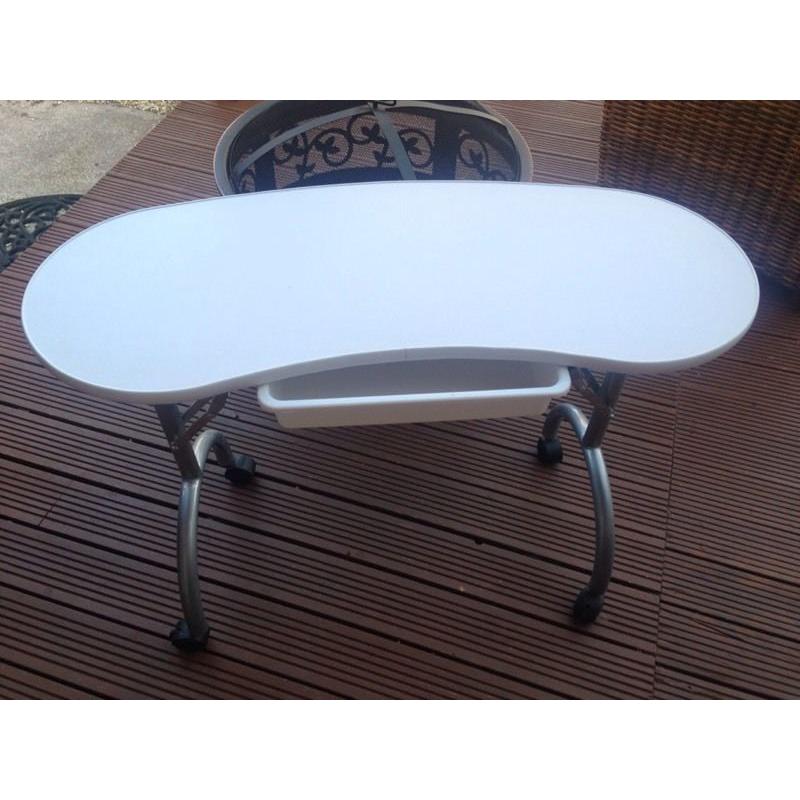 Lovely manicure table