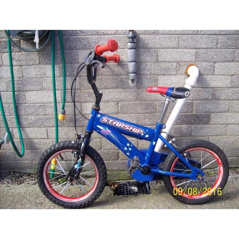 Boy's blue bicycle with stabilisers Starship design