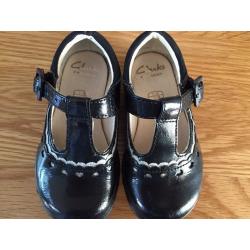 Girls Clarks patent shoes - size 5.5