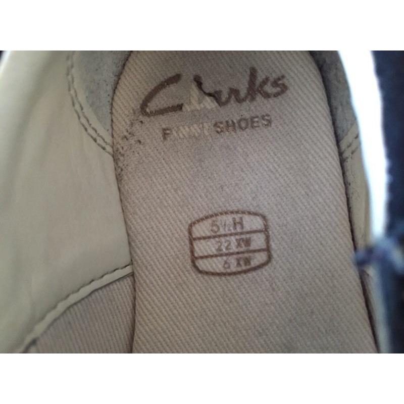 Girls Clarks patent shoes - size 5.5