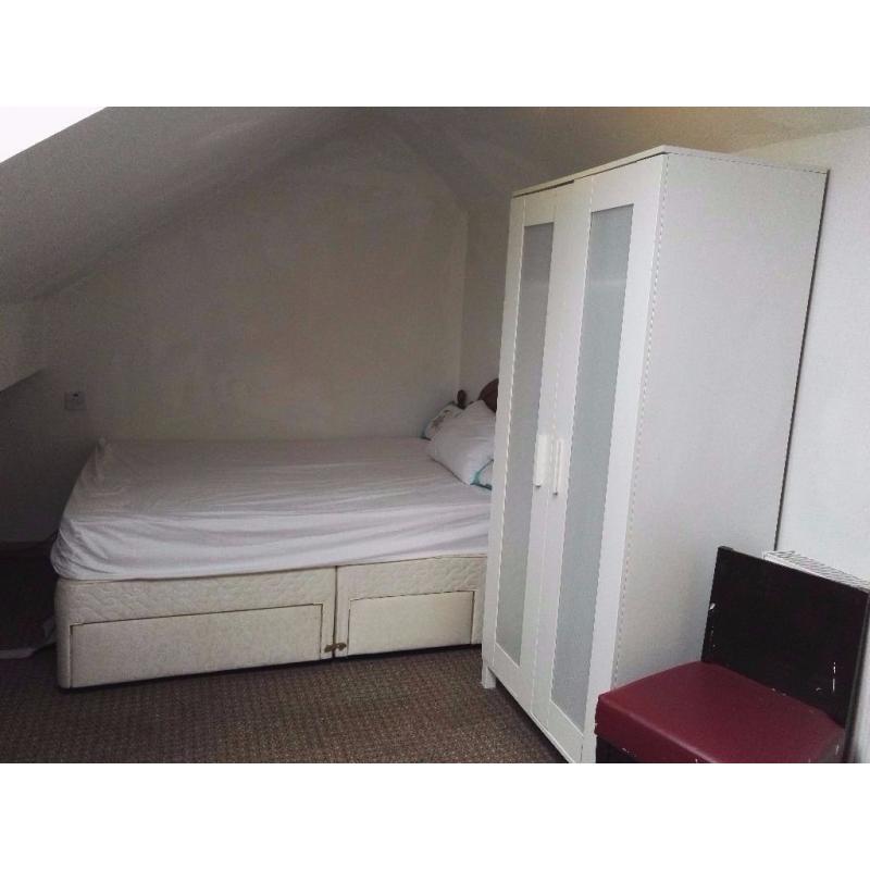 < < < REDUCED PRICE!!!! > > > Room to Let Rent !!!