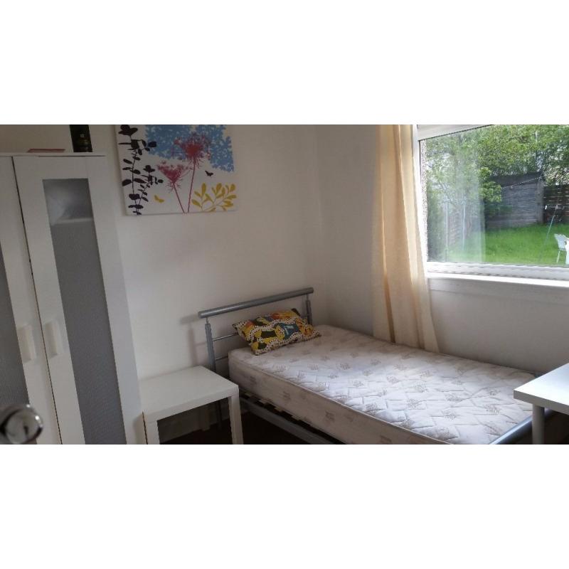 Student ONLY - single room - Walking distance to Napier Sighthill, direct bus to HWU or city centre