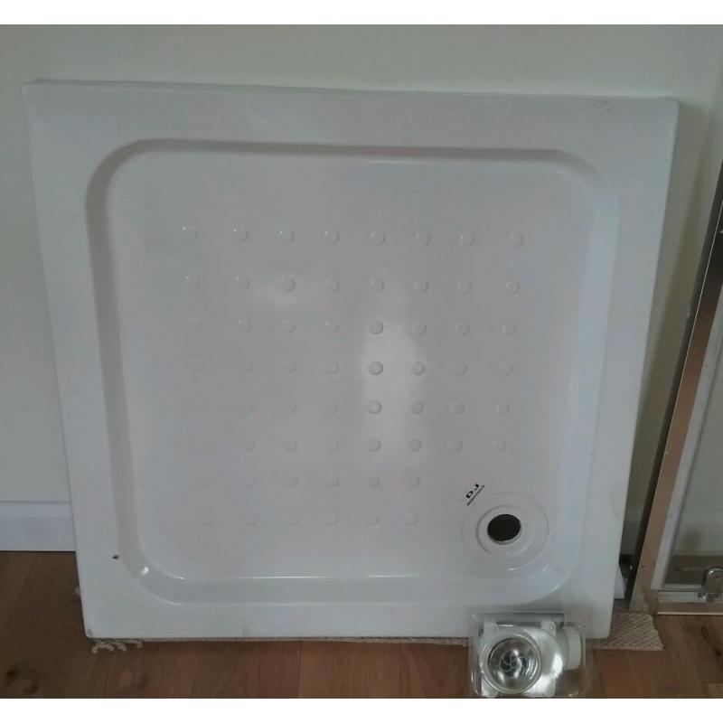 Shower door and shower tray