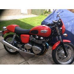 Triumph Thruxton 900 low mileage and in as new condition, completely standard