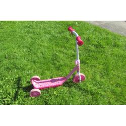 HELLO KITTY CHILDS SCOOTER. SUITABLE FOR AROUND 3-6 YEARS.