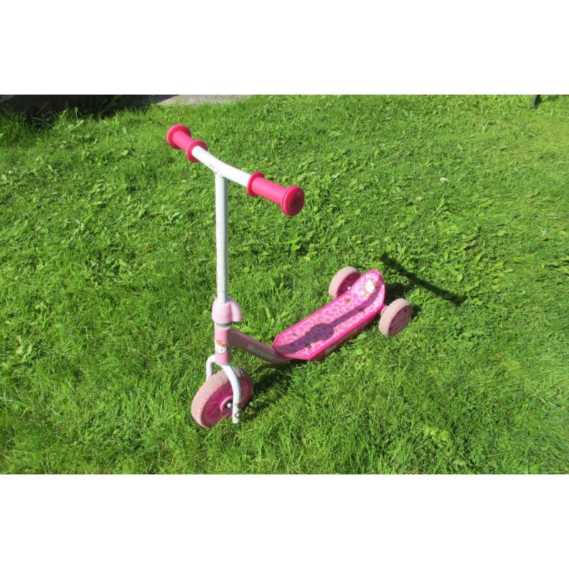 HELLO KITTY CHILDS SCOOTER. SUITABLE FOR AROUND 3-6 YEARS.