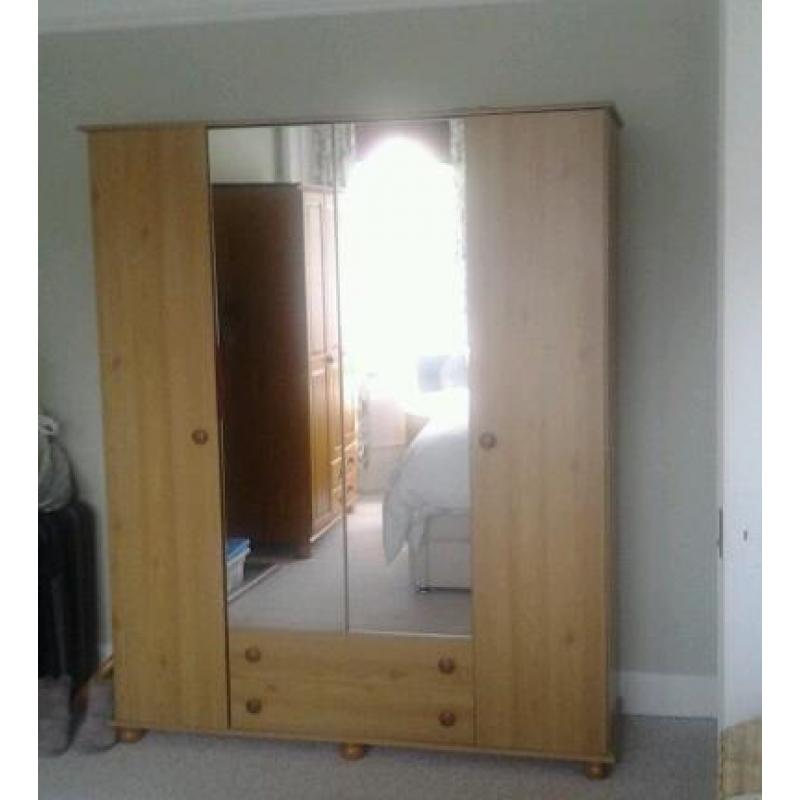Double wardrobe with mirrors