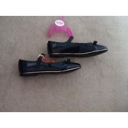 Gorgeous Ted Baker navy patent shoes. Size 1. Brand new