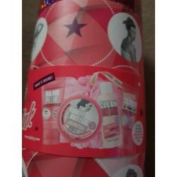 Soap and glory gift set( new)