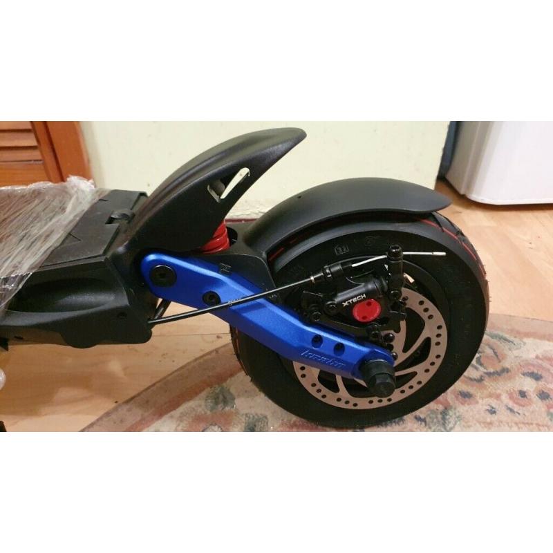 NEW Kaabo Mantis 2000w 60v 18.2AH Twin Motor Blue Electric Scooter