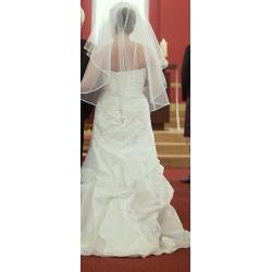 Stunning ivory wedding dress including accessories. Suitable for size 8-12