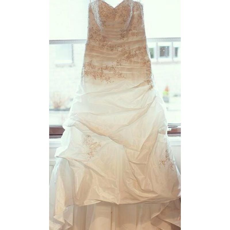 Stunning ivory wedding dress including accessories. Suitable for size 8-12